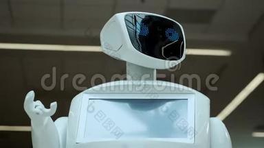 现代机器人技术。 机器人看着镜头对准人.. 机器人的肖像，转过头，抬起
