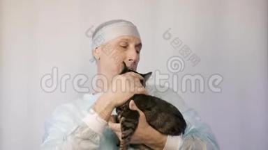 兽医检查一只小猫。 他要给他接种疫苗