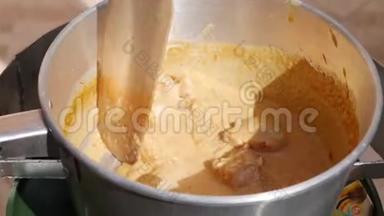 一步一步煮汤山药汤。 鸡片加入到沸腾的椰奶中加入辣椒酱.. 泰国菜。 特写
