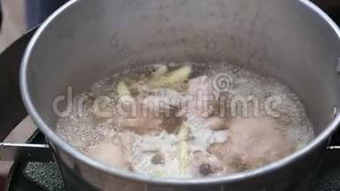 一步一步地用柠檬草、甘蓝菜、卡菲尔石灰叶、新鲜辣椒、石灰、椰奶煮汤