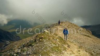 希克夫妇父子在美丽的风景中。 徒步旅行的人和孩子带着背包在山里的小径上徒步旅行