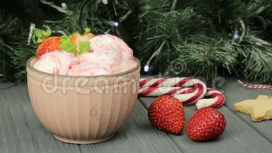 新年冰淇淋。 圣诞树背景上冰淇淋和草莓的组成