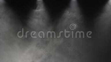 背景缓慢的运动烟雾在黑色。 专业电影制片厂灯光和烟雾