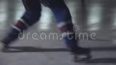<strong>冰球</strong>棍在竞技场上操纵<strong>冰球运动</strong>员溜冰鞋