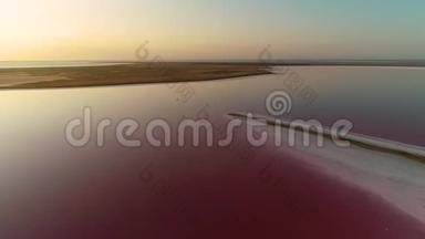 从空中到粉红色湖的全景，一个孤独的人正在那里做风筝冲浪
