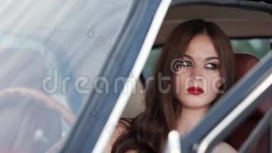 一位坐在车轮后的女士的肖像，女士已经化妆了