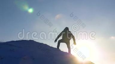 带背包的游客在雪山上旅行。 登山者轻轻地从雪山上下来，滑下来