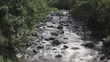 热带雨后的<strong>深山</strong>河，迷人的河流景观，茂密的异国森林生长在岩石河岸和快速的WA。