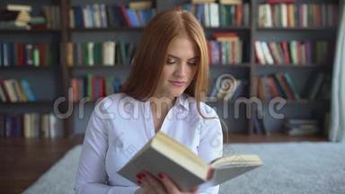可爱的少女近距离学习。 20多岁的金发模特看了一本书的<strong>翻页</strong>，手牵手特写