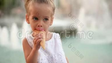 可爱的白种人小女孩喜欢在公园散步的华夫饼锥<strong>冰淇淋</strong>。 孩子吃明亮的<strong>冰淇淋</strong>