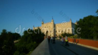 游客双手勾勒卢布林城堡的热门旅游地标特写