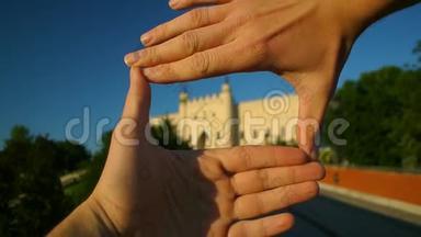 游客双手勾勒卢布林城堡的<strong>热门</strong>旅游地标特写