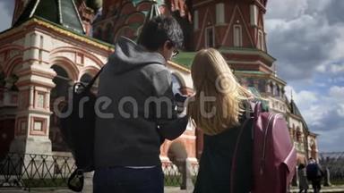 拍摄莫斯科大教堂、<strong>克里姆林</strong>宫照片的年轻夫妇游客的后景