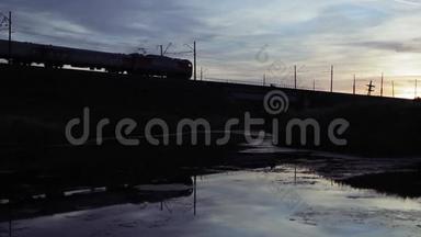 日落时火车过桥的剪影与反思