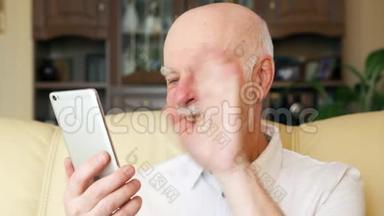 家里的老人用手机视频聊天。 教授通过信使应用程序进行移动对话
