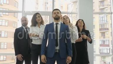 办公室<strong>工作</strong>人员，两个年轻的男人和三个年轻的女人排成一个三角形，他们自称是<strong>公司员工</strong>，一个