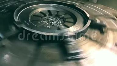 在切割机和冷却液的帮助下，从钢坯中以环的形式加工<strong>耐热</strong>金属的视频