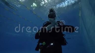 水肺潜水教练展示水下交流的手势