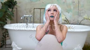 孤独悲伤的女人戴着假发深深地<strong>思念</strong>着。 浴室里一个有思想的女人的画像