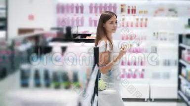 年轻女子走进<strong>化妆品店</strong>的货架，慢动作，稳镜头