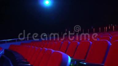 电影院大厅里空空的一排<strong>座位</strong>。带红色<strong>座位</strong>的空电影院，黑暗的房间里，投影仪灯亮着