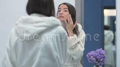 中年妇女照镜子照脸