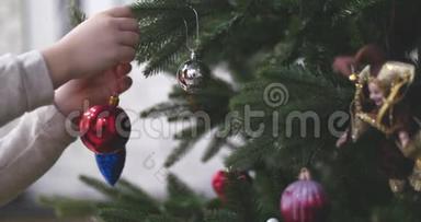 把圣诞<strong>装饰</strong>挂在<strong>圣诞树</strong>上。 用球<strong>装饰圣诞树</strong>。 4K
