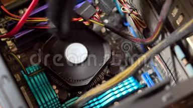 用吸尘器清洁个人电脑的CPU风扇。