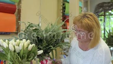 成年妇女选择鲜花店