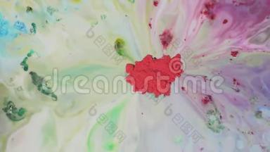 水上有彩色污渍的粉末涂料。 带有化学多色溶液的彩色粉末在液体表面移动