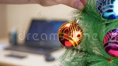 办公室职员或职员在圣诞树上<strong>挂红</strong>球