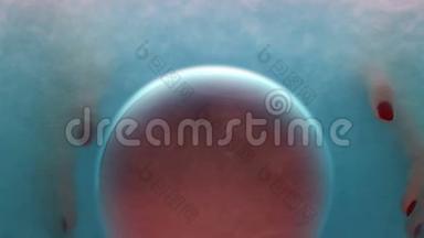 双手放在红色球体周围的泡沫中，生命起源，细胞，特写
