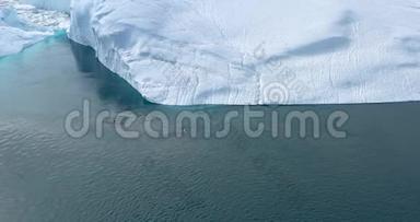鲸鱼在北极的大自然中被冰山冲破，在冰峡湾的景观中结冰。 驼背鲸。 与野生动物的空中视频
