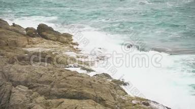 岩石海岸上的海浪。 海风，海浪