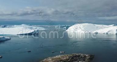 格陵兰岛北极自然景观中冰川的<strong>冰山</strong>和冰。 空中视频无人机拍摄的<strong>冰山</strong>图片