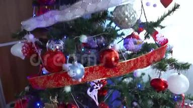 圣诞树上有圣诞灯的装饰物。 2019年猪球