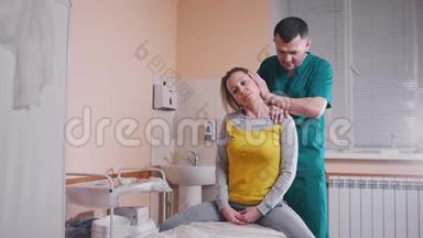 医生给一个年轻的女人做按摩，让她弯着脖子