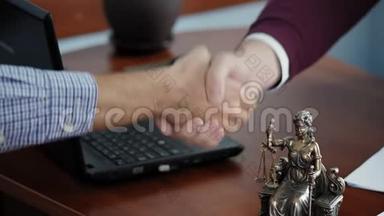 办公室特写镜头里的两个人握手
