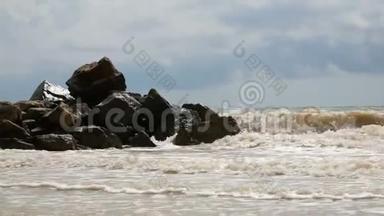 海上风暴带着肮脏的海浪，围绕着大石头