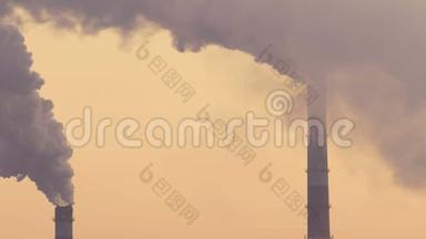 日落时分发电厂的烟囱。 空气污染概念。