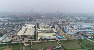 中国广州工业区令人沮丧的景观。 工业区，灰色暗淡景观.. 悲伤的观点