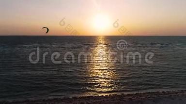 dron慢慢地来到海滩，一个孤独的人在海边玩风筝
