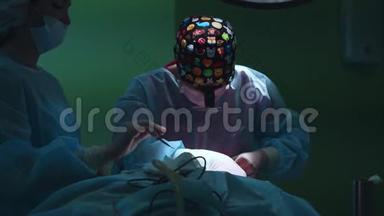 整容手术。 病人手术台手术室的特写镜头。 手术正在进行中。