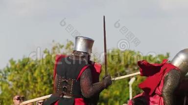 两个身穿中世纪盔甲的人在马背上进行<strong>格斗</strong>比赛