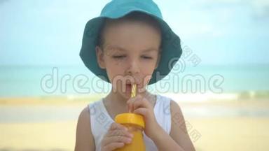 可爱的小<strong>男</strong>孩在海滩上喝着新鲜的热带芒果奶昔。 <strong>夏季</strong>概念。