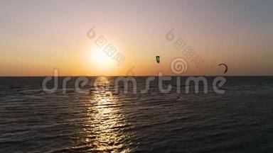 拍摄一群在日落时四处游荡的风筝