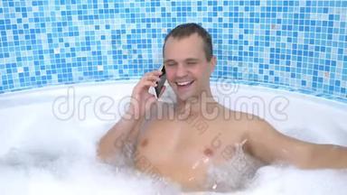 一个年轻人洗澡时把手机扔进水里