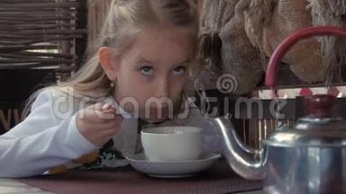 可爱<strong>的</strong>小女孩在咖啡馆<strong>喝茶</strong>。 清淡<strong>的</strong>早餐。 小白种人女孩在咖啡馆<strong>喝茶</strong>。