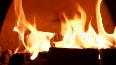 用老式烤炉烧火，用来烤食物。 框架。 传统的烤箱，燃烧的树林和火焰