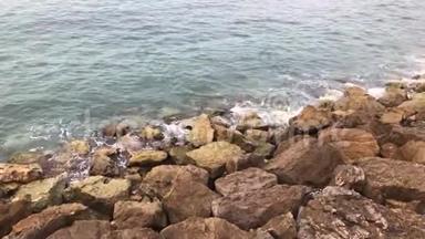 强烈的波浪溅在石头上。 海浪撞击岩石海岸。 海洋溅到岩石上
